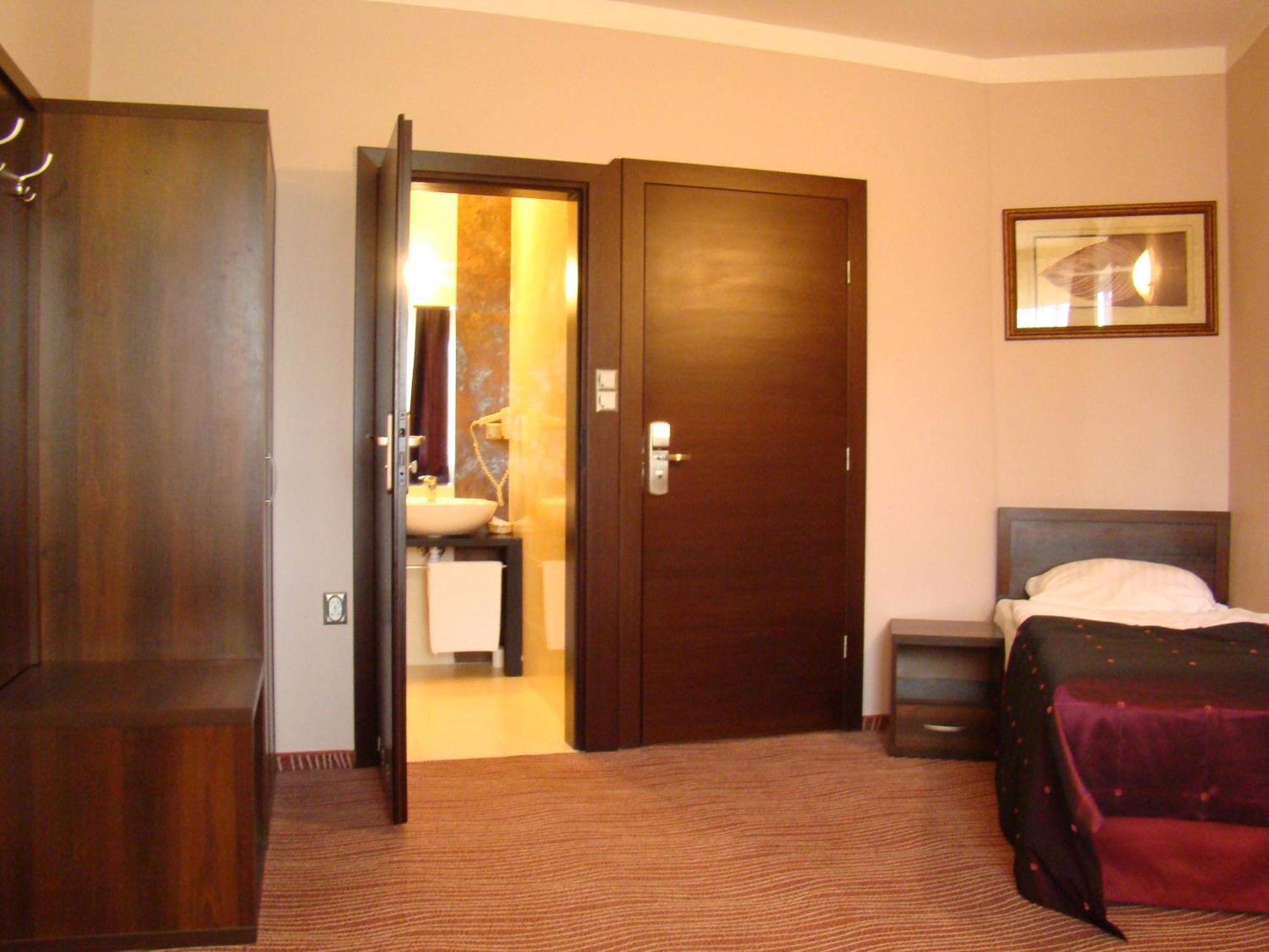 Hotel Azalia & Spa Niepołomice Dış mekan fotoğraf
